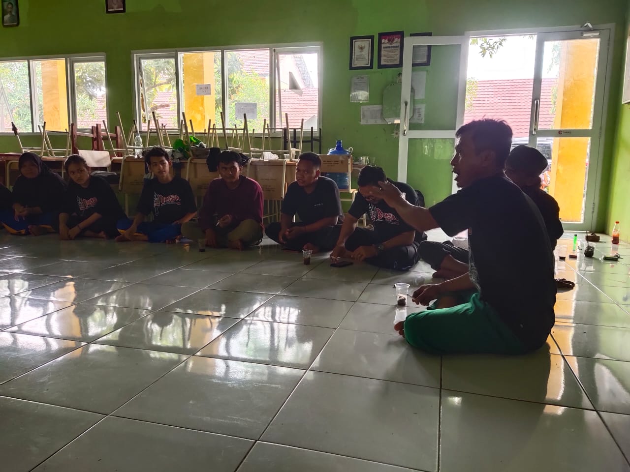 "Ruang tunggu buat para calon seniman masa depan."